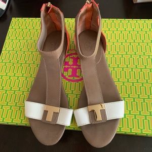 Gorgeous Tory Burch T strap sandal 7.5